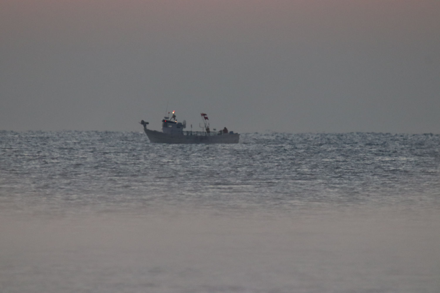 Barco navegando entre el humo ártico.
