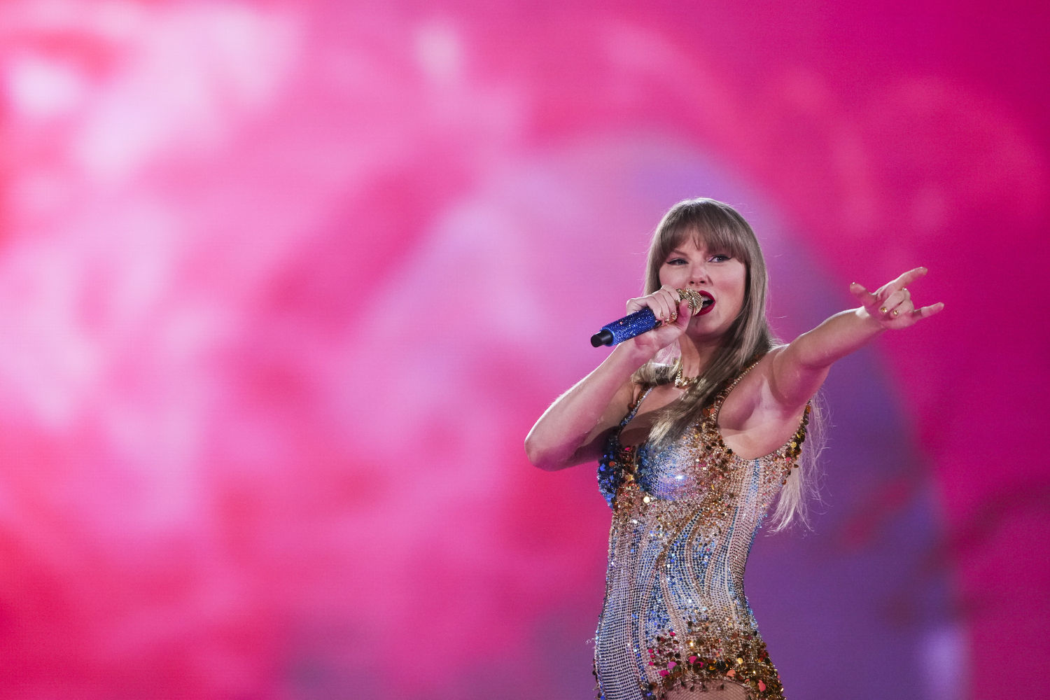 Taylor Swift se presenta durante su gira