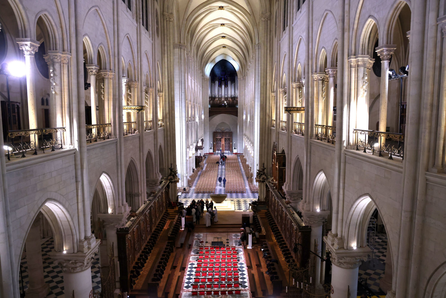 Vista general del interior de la Catedral de Notre Dame de París antes de su reapertura el 06 de diciembre de 2024 en París, Francia. Después de cinco años de restauración, la Catedral de Notre Dame de París volverá a abrir sus puertas al mundo.
