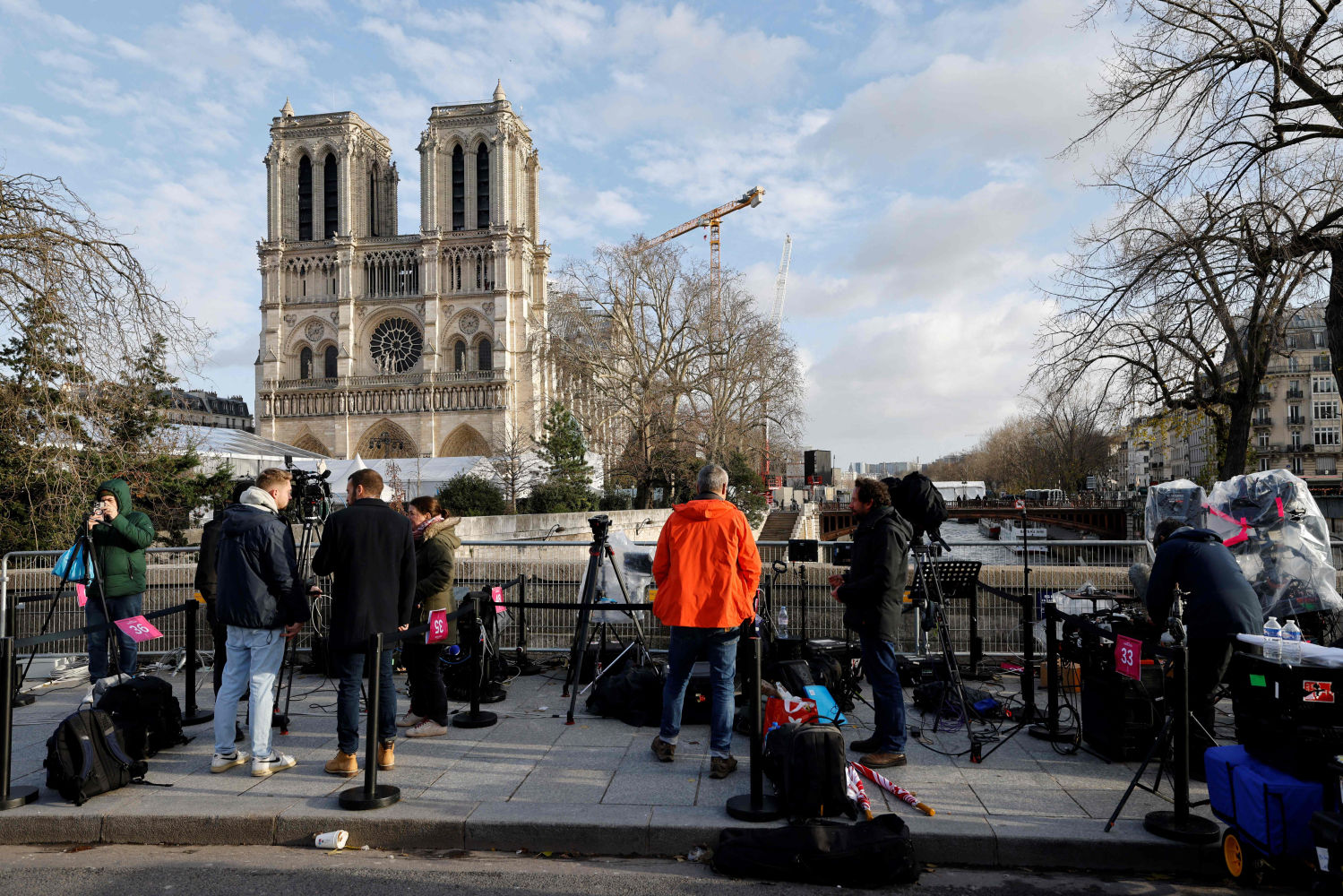 Periodistas en el exterior de la catedral de Notre Dame de París, antes de su ceremonia de reapertura oficial después de más de cinco años de trabajos de reconstrucción tras el incendio de abril de 2019, en París, el 7 de diciembre de 2024