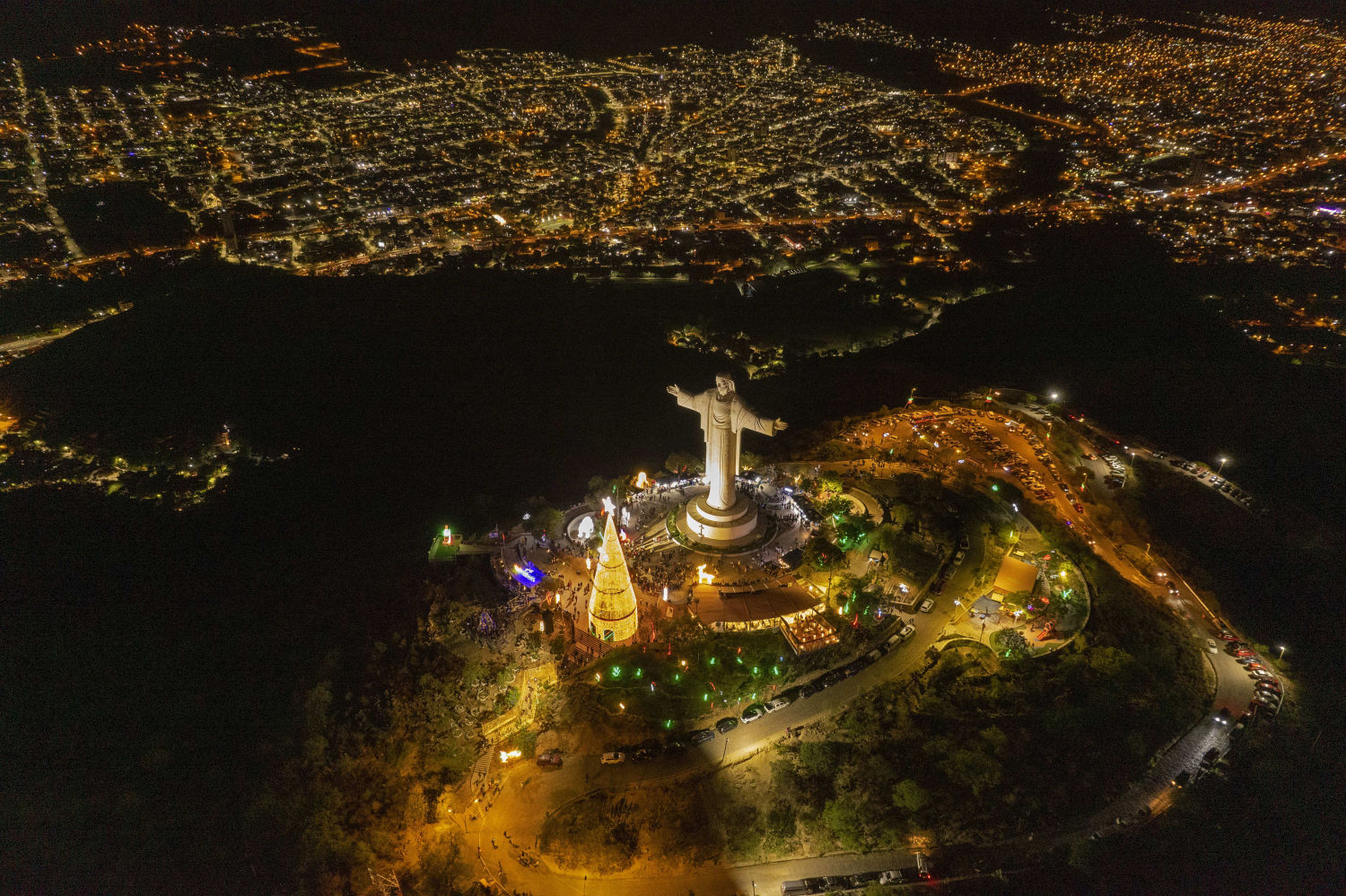 Fotografía aérea del Cristo de la Concordia iluminada con motivos navideños este miércoles, en Cochabamba (Bolivia). La temporada navideña comenzó en el centro de Bolivia con el encendido de millones de luces de colores en el Cristo de la Concordia, el monumento de estas características más grande de Latinoamérica
