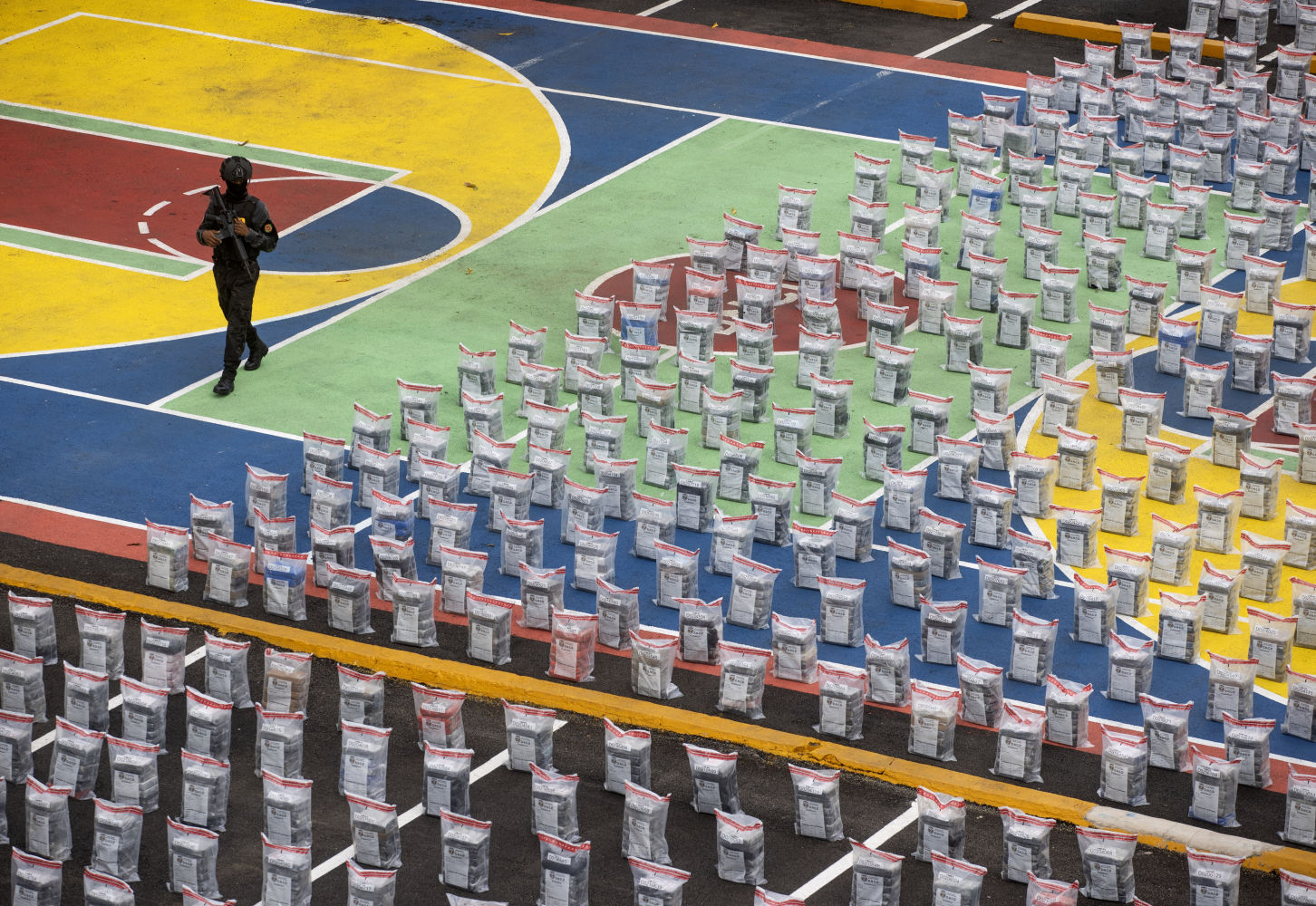 Un agente de la Dirección Nacional de Control de Drogas (DNCD), custodia un cargamento incautado este viernes, en Santo Domingo (República Dominicana).