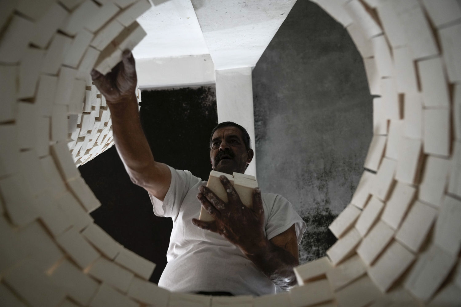 Un trabajador palestino apila barras de jabón recién hecho dentro de la fábrica de jabón Touqan, en la ciudad ocupada de Nablus, en Cisjordania, el sábado 7 de diciembre de 2024.