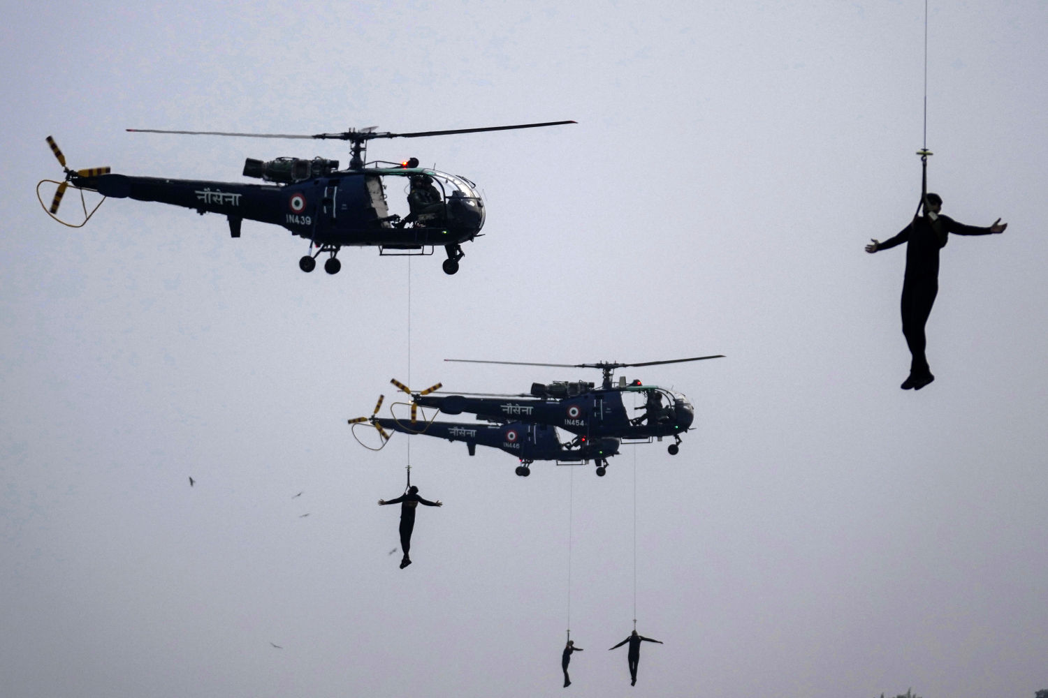 Oficiales de la Armada muestran sus habilidades durante las celebraciones del Día Naval en Mumbai, India, el 4 de diciembre de 2024.
