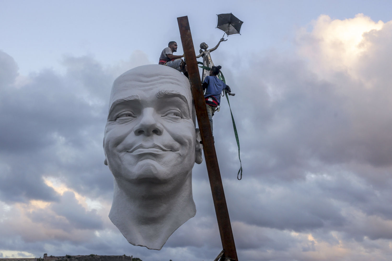Trabajadores instalan una pieza del artista Osmany Betancourt como parte de la XV Bienal de La Habana, en La Habana, Cuba, el viernes 6 de diciembre de 2024.