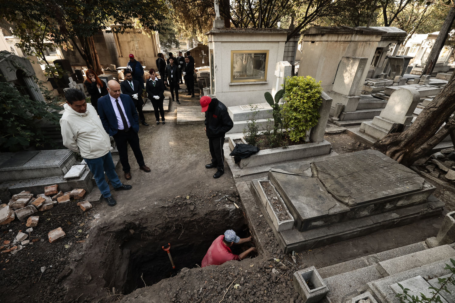Los restos del español dos veces propuestos al Nobel de la Paz Rafael Altamira y de su esposa, Pilar Redondo, han sido exhumados este viernes en el cementerio de Ciudad de México para comenzar a ser repatriados hacia la localidad alicantina El Campello, donde el también jurista vivió hasta su adolescencia