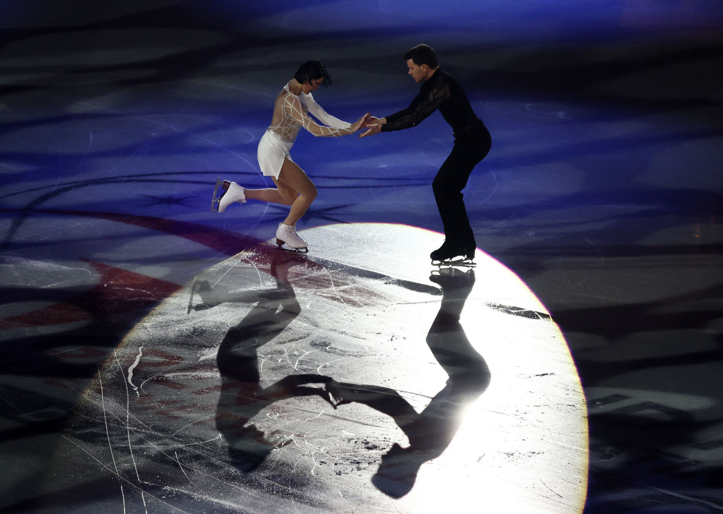 Charlene Guignard y Marco Fabbri de Italia se presentan durante la exhibición de patinaje artístico en el Gran Premio ISU de Patinaje Artístico, Grenoble, Francia.
