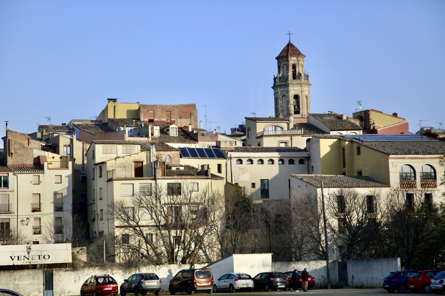 Vista de Falset, donde sobresale el campanario de la iglesia.