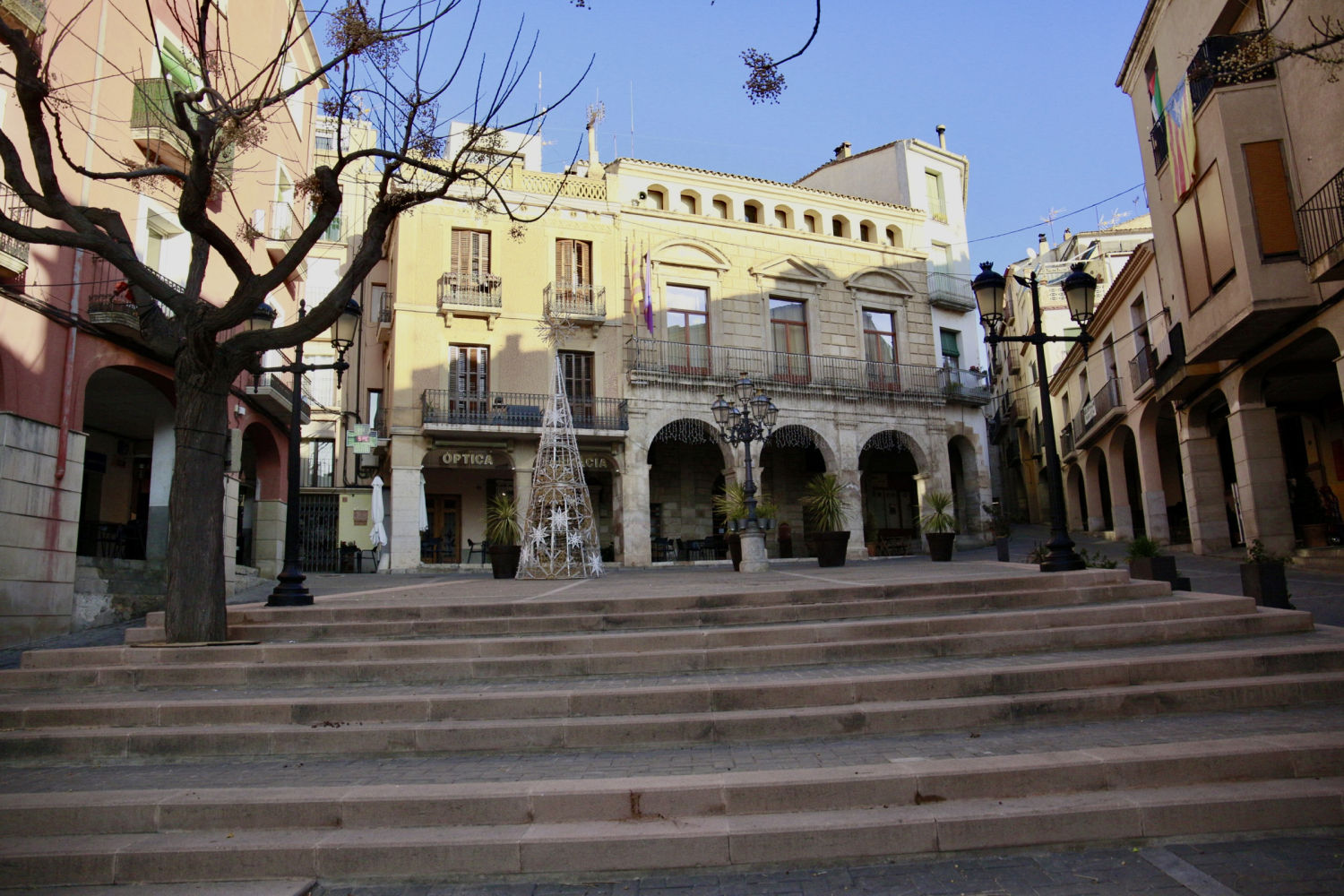 Árbol navideño al final de la escalinata.