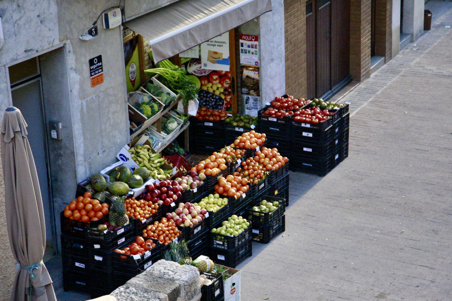 Puesto de frutas y verduras.