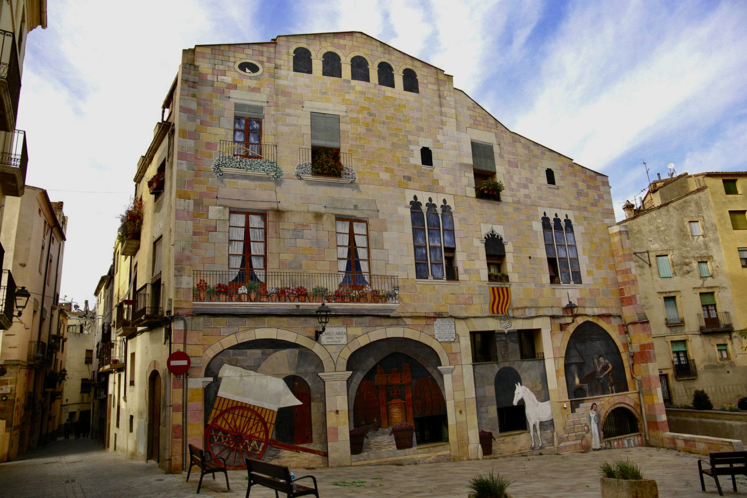 Muestra de arte urbano en la fachada.