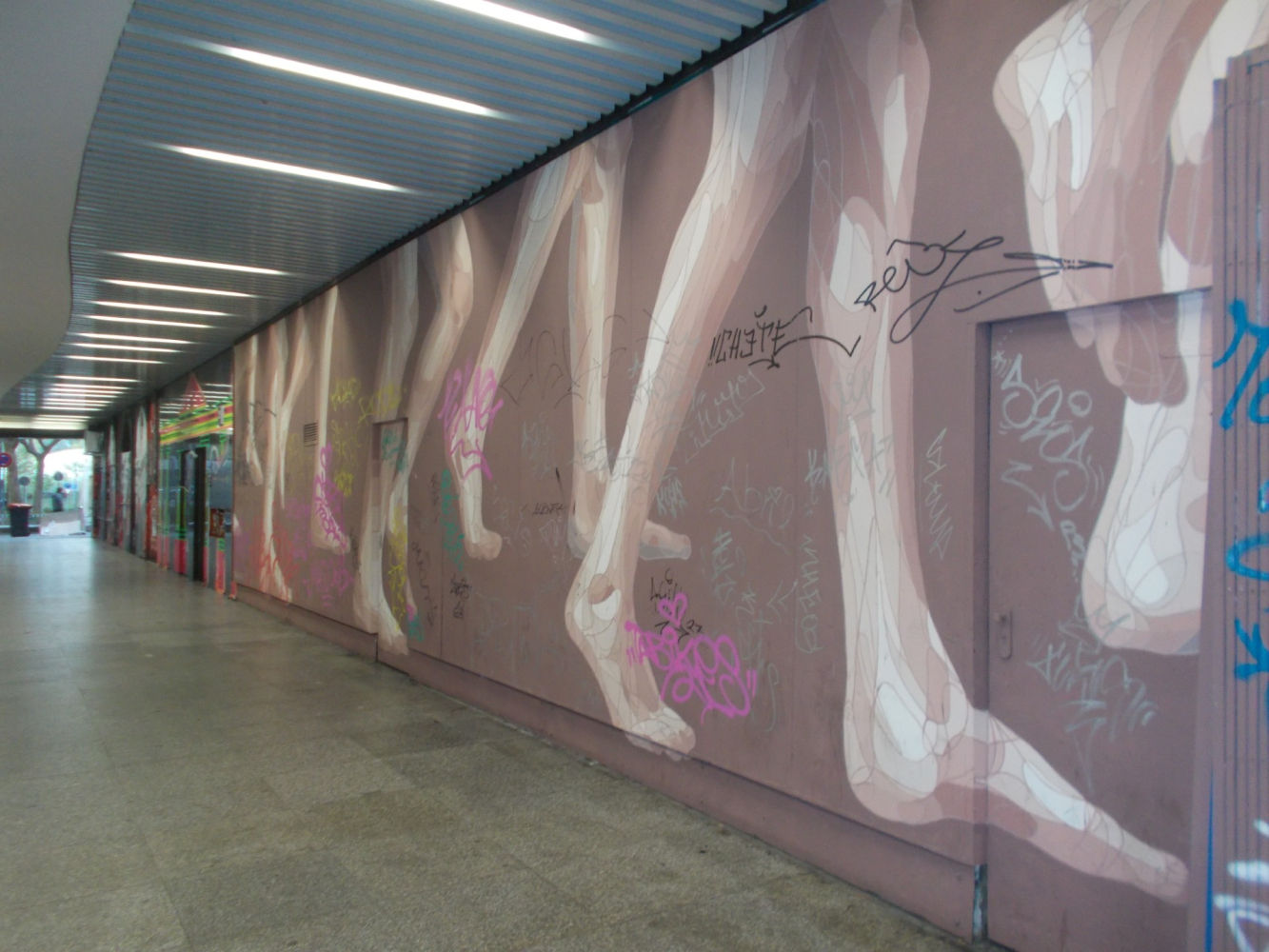 Mural en el pasaje subterráneo de Cubos Madrid.