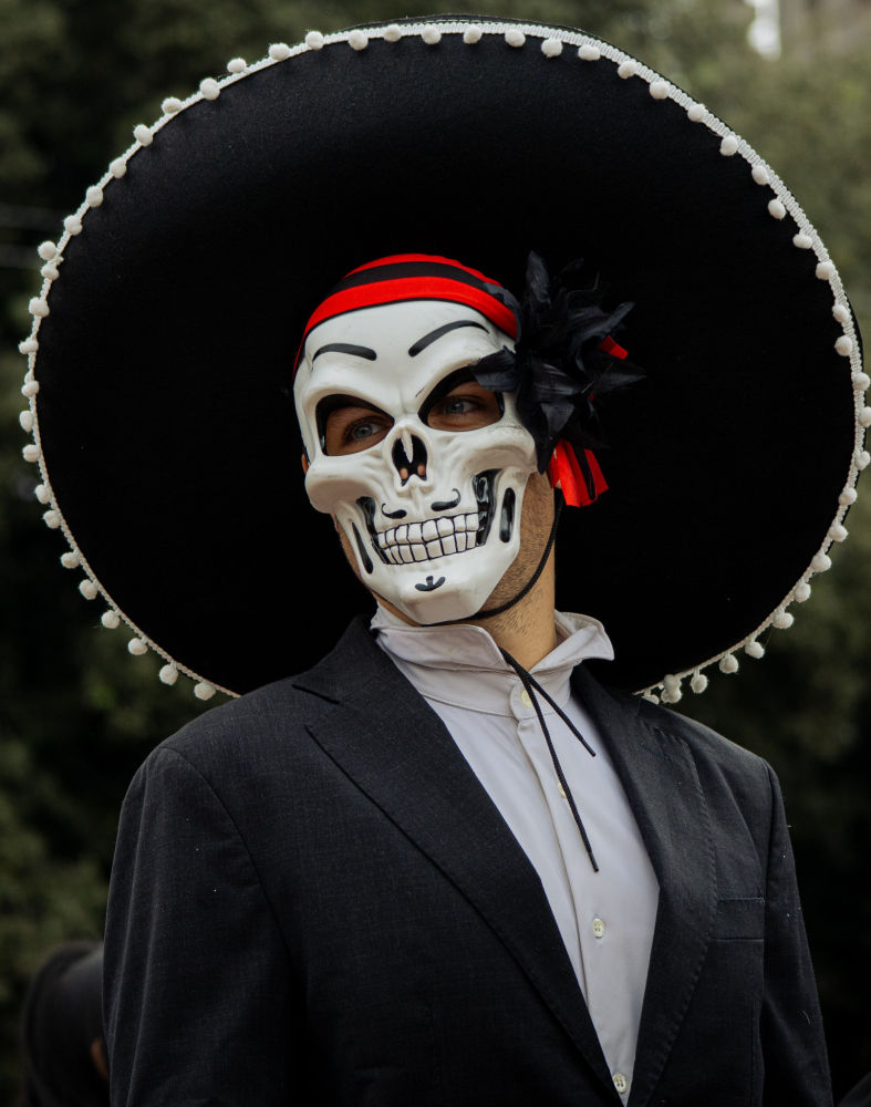 Calavera y gorro mexicano en el Desfile de Catrinas.