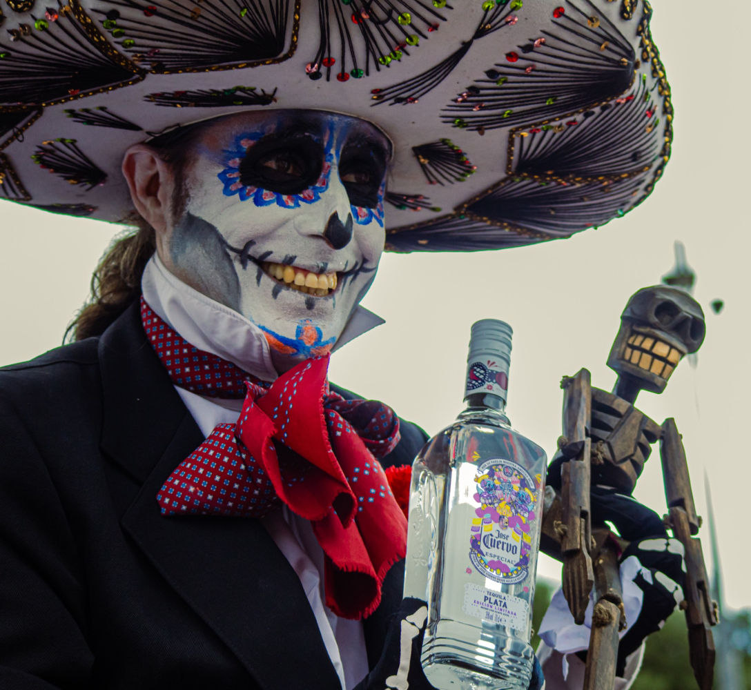 Tequila y buen humor en el Desfile de Catrinas.