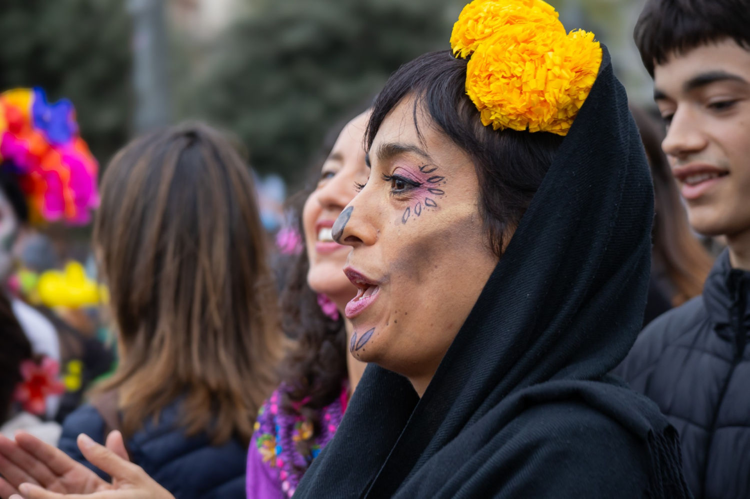 Aplaudiendo al paso del Desfile de Catrinas.