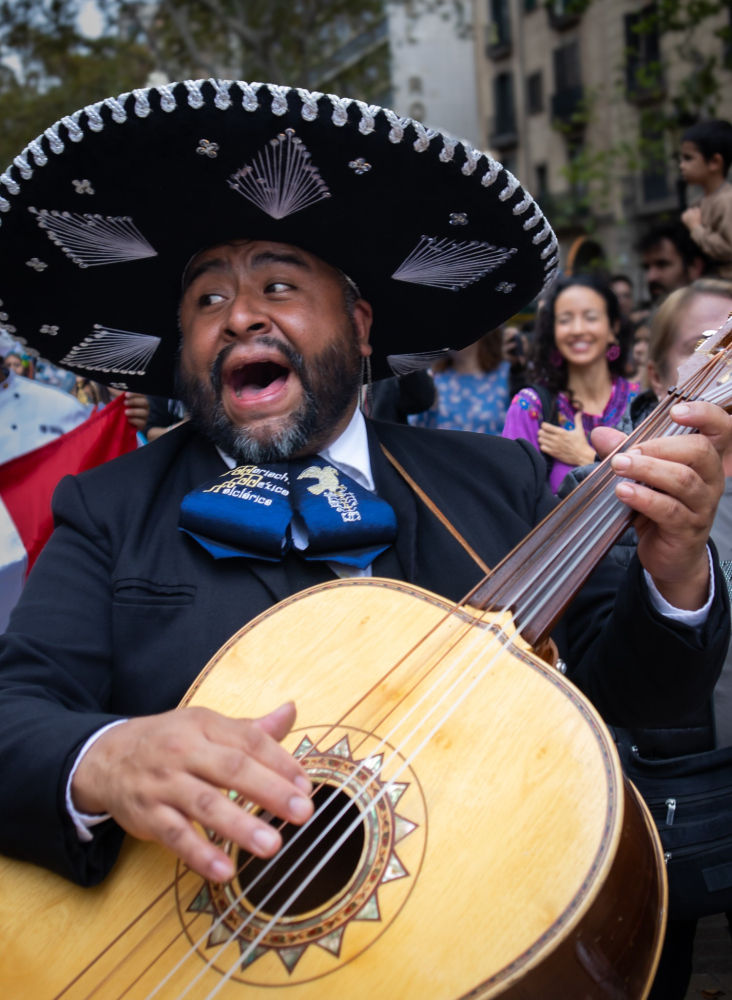 Músico animando el Desfile de Catrinas.