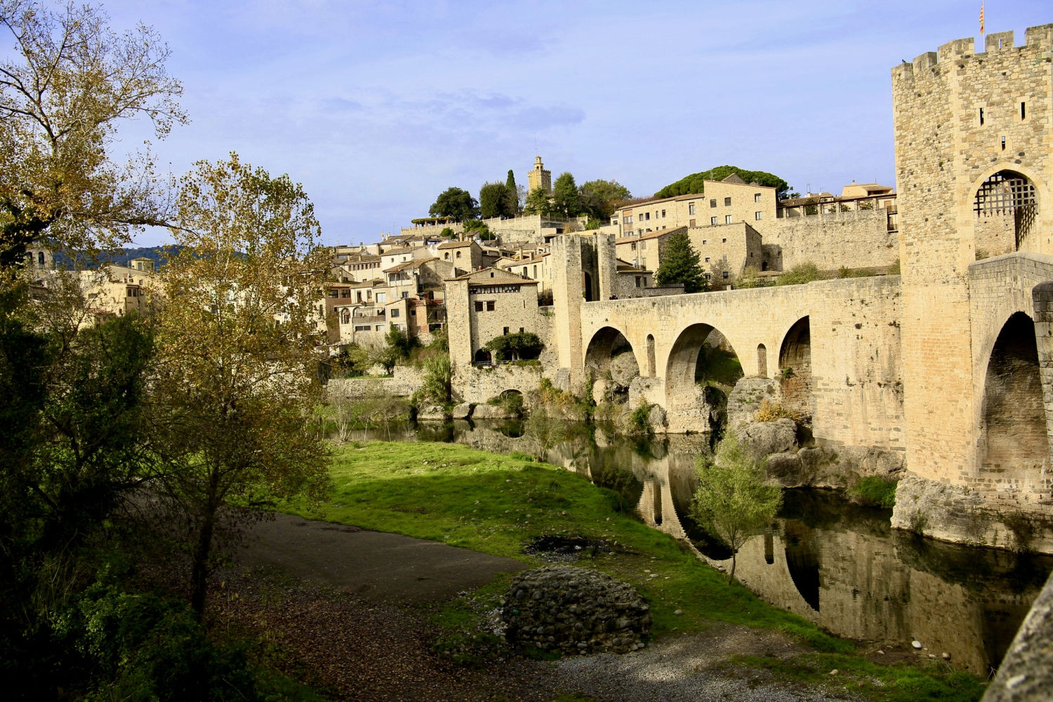 Vista de Besalú desde el río.