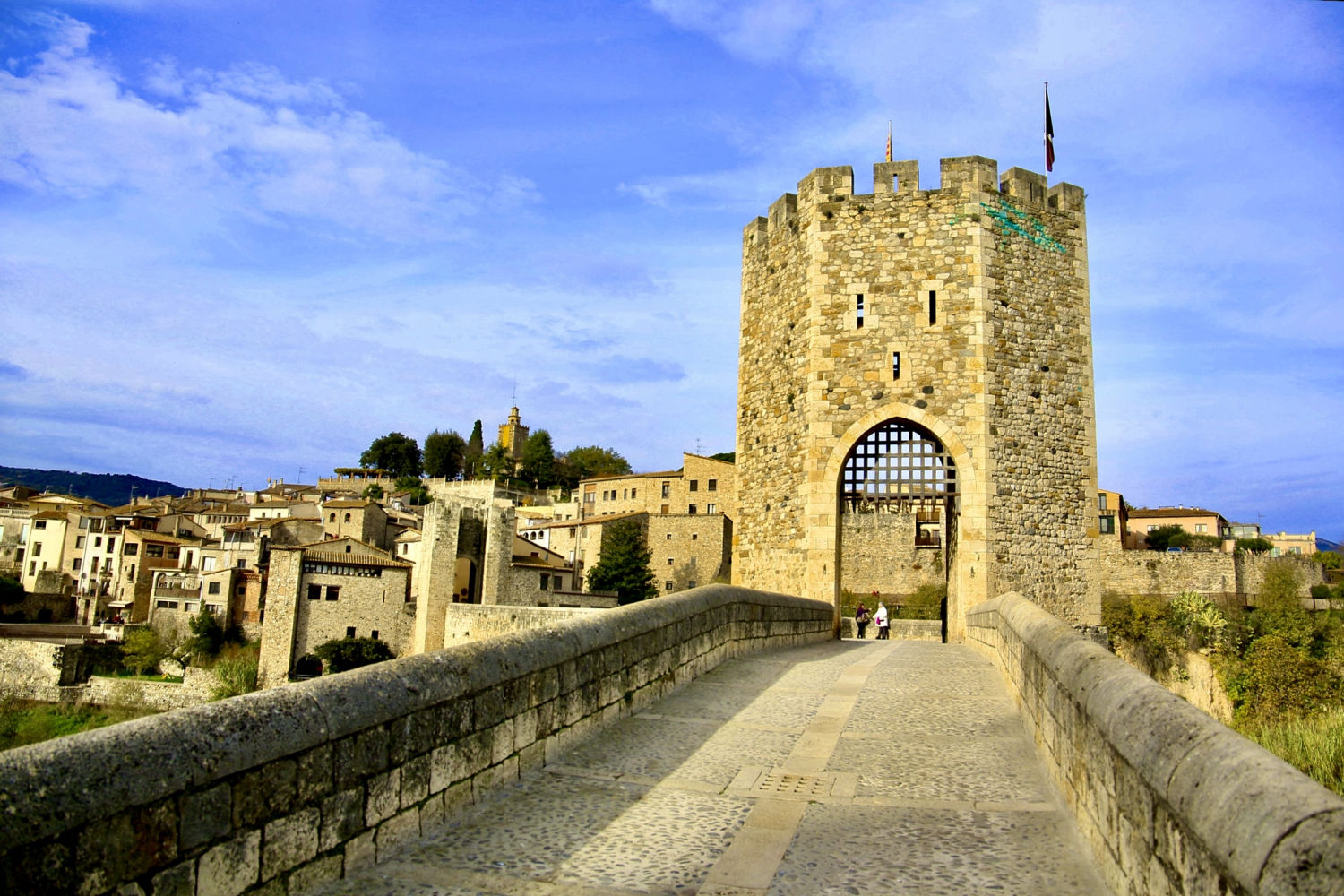 La puerta del puente de Besalú.