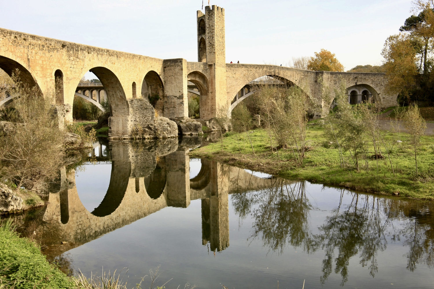 Reflejos en el puente de Besalú.
