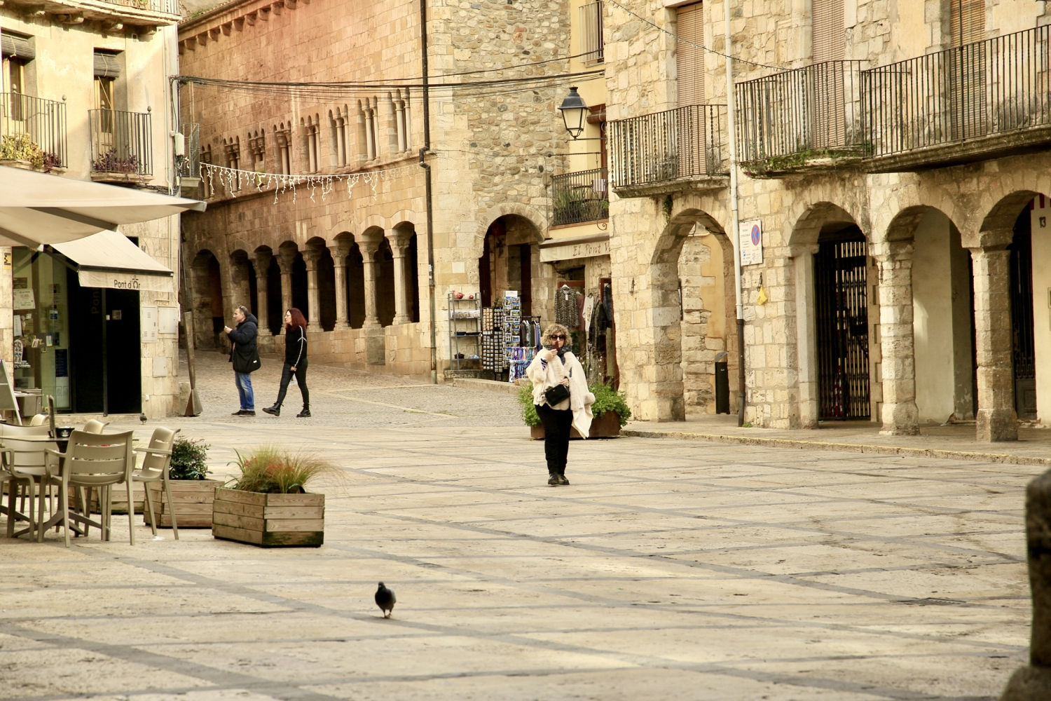 Visitando la plaza porticada de Besalú.