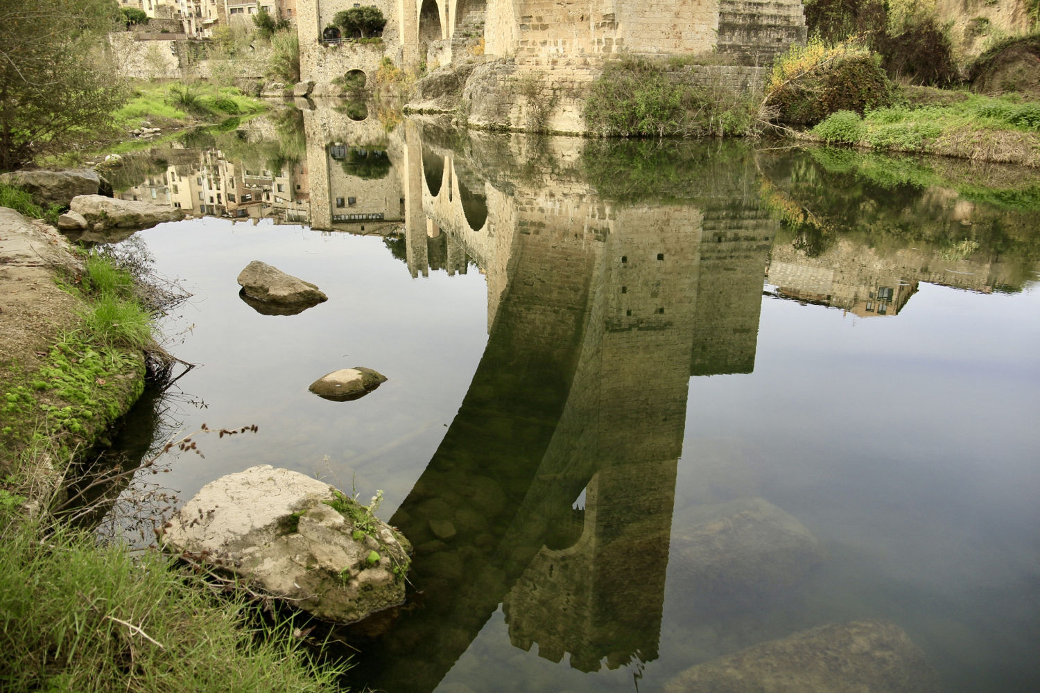Reflejos del puente de Besalú.