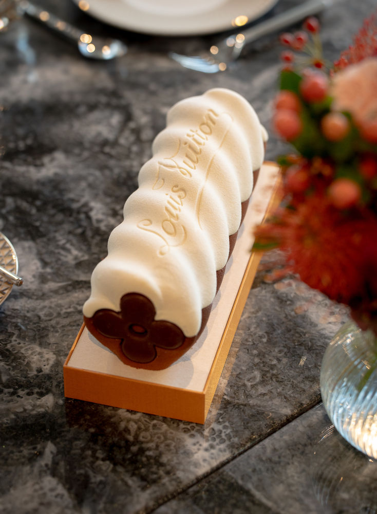 Maxime Frédéric ofrece en Louis Vuitton un troncode Navidad de chocolate , una refinada combinación de avellanas, praliné cremoso y flor de sal. La pega, solo se vende en París