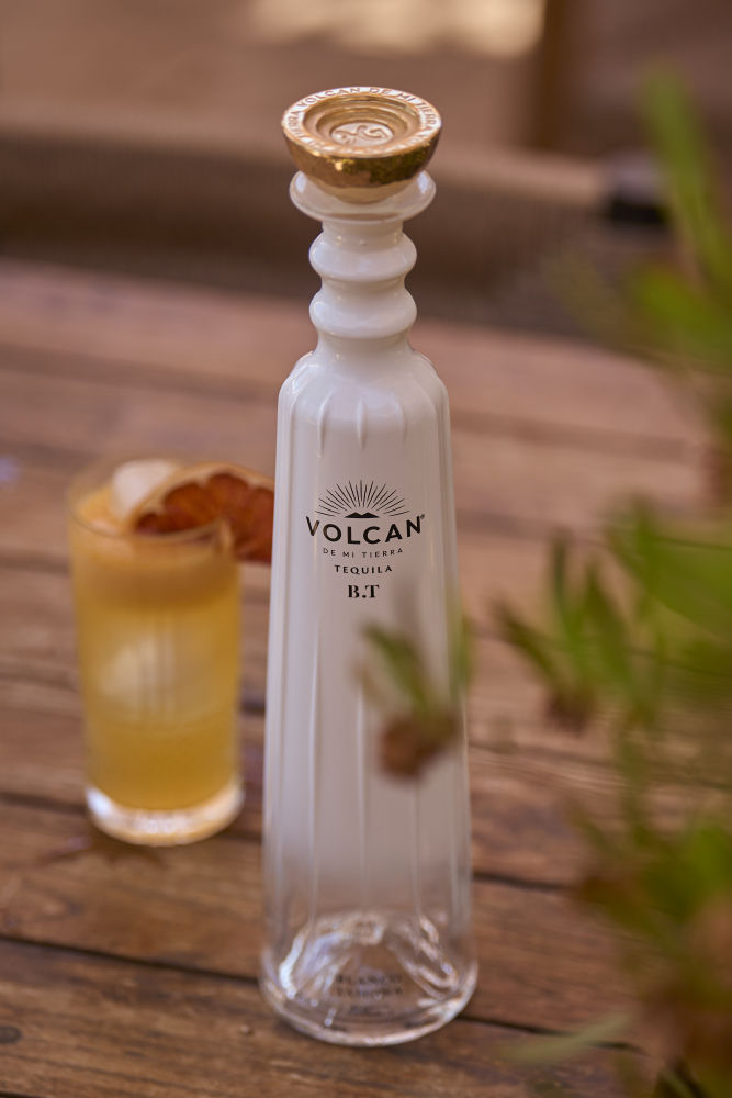 La prestigiosa marca Volcán de mi Tierra, fruto de la alianza entre la familia Gallardo y Moët Hennessy, presenta Blanco Tahona, un tequila de edición limitada que rinde homenaje al proceso artesanal en su máxima expresión