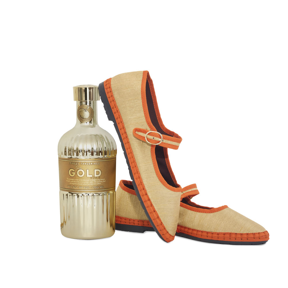 Gin Gold se trata de un pack especial de Navidad diseñado junto a la marca de zapatos Flabelus que incluye unas Mary Jane edición limitada acompañadas de una botella