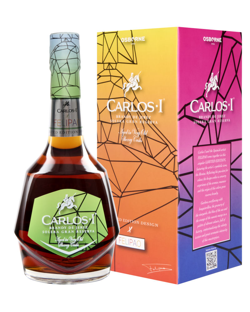 Felipao viste la icónica botella de Carlos I en una obra de arte a través del diseño de una edición limitada, con la presencia de su icónica menina que celebra el color y reinvención de un clásico