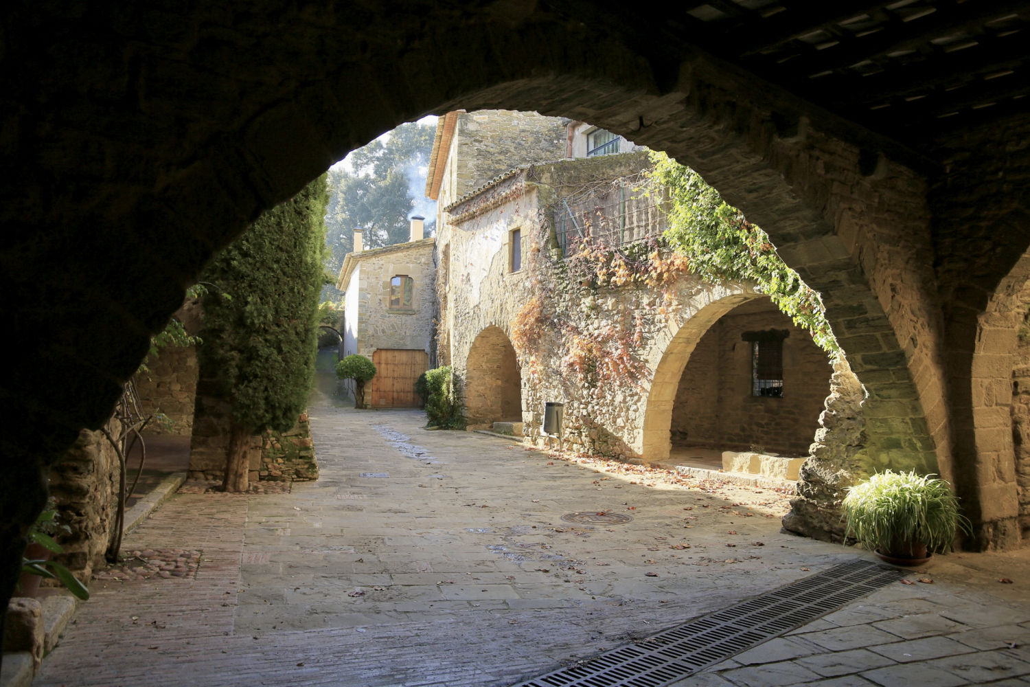 Debajo de la arcada.