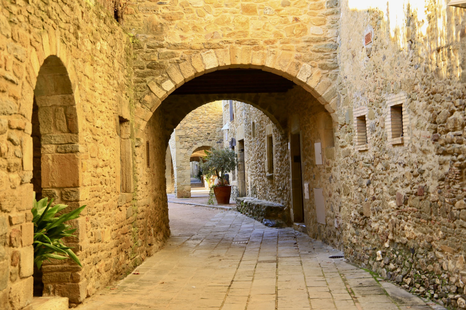 La piedra predomina en Monells.