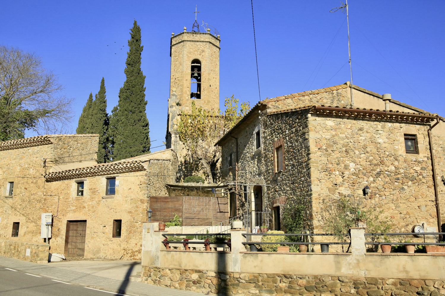 Vista del campanario de la iglesia de Monells.