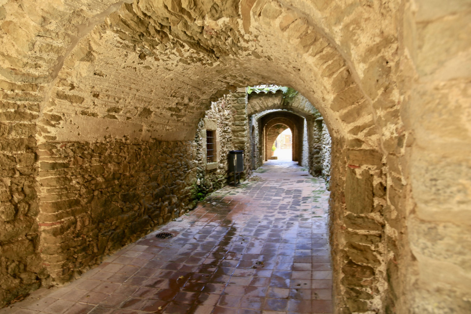 Calle medieval de Monells.