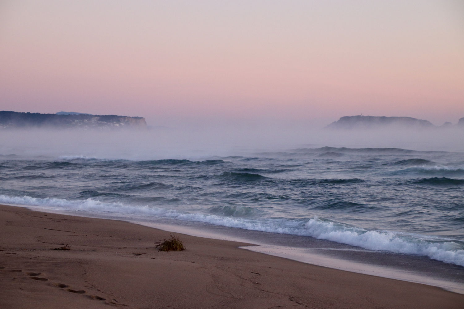 Humo ártico en la playa de Pals.