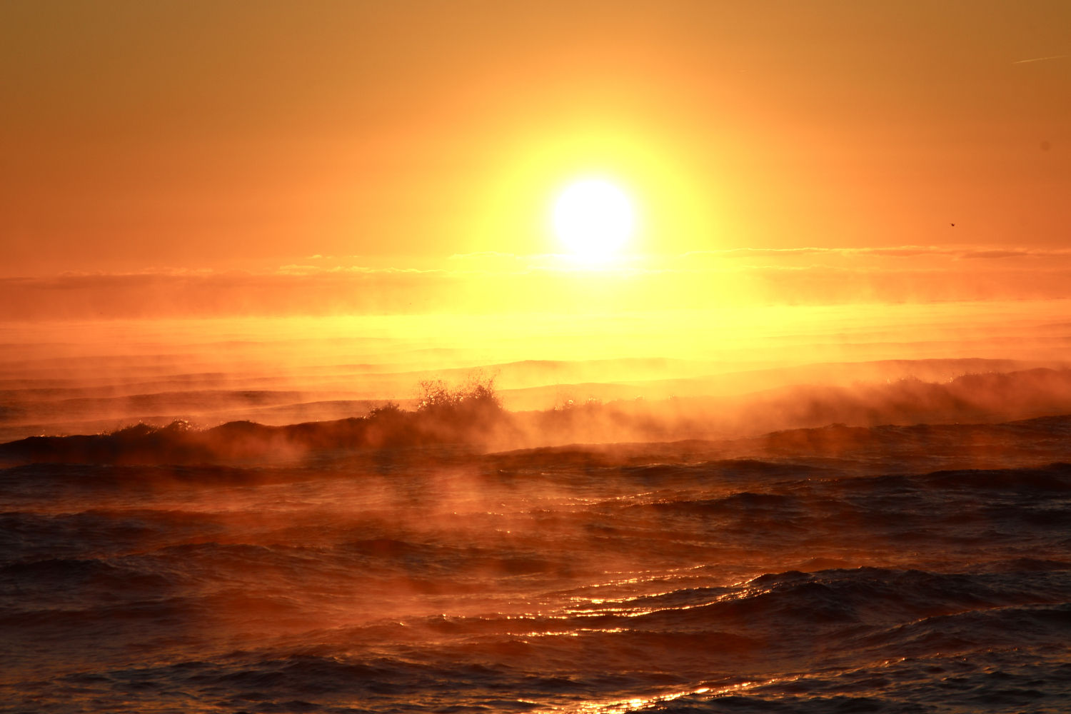 Humo ártico con el sol del amanecer.
