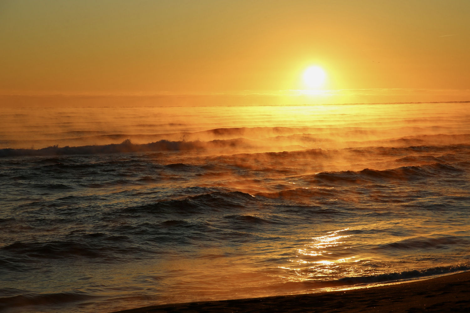 Humo ártico al amanecer en la playa de Pals.