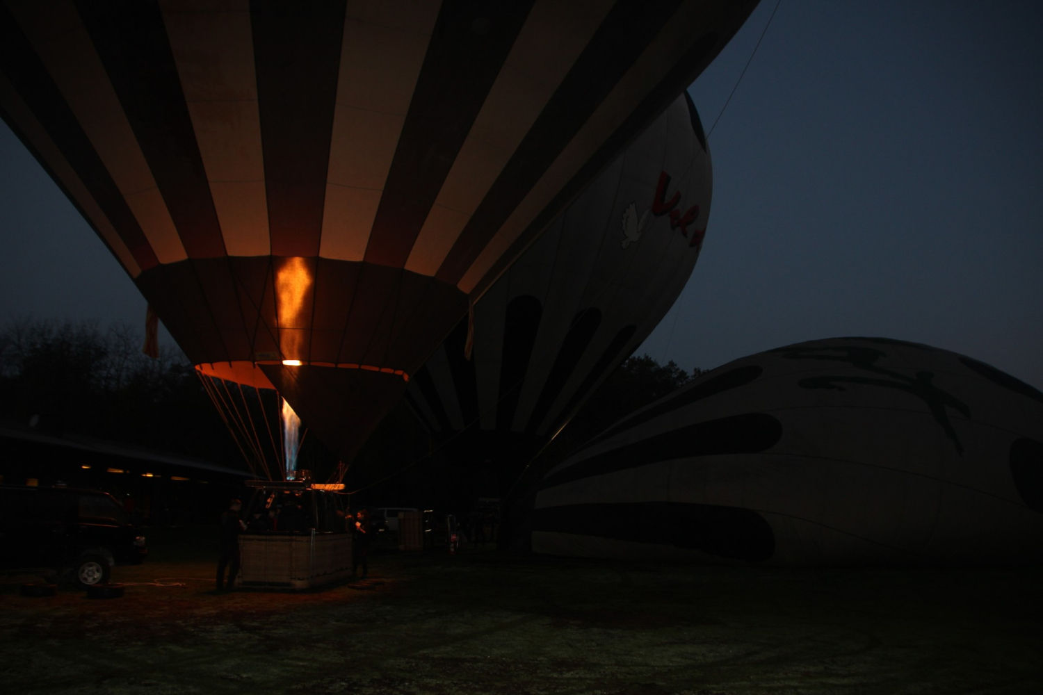 Contraste del fuego con la oscuridad.