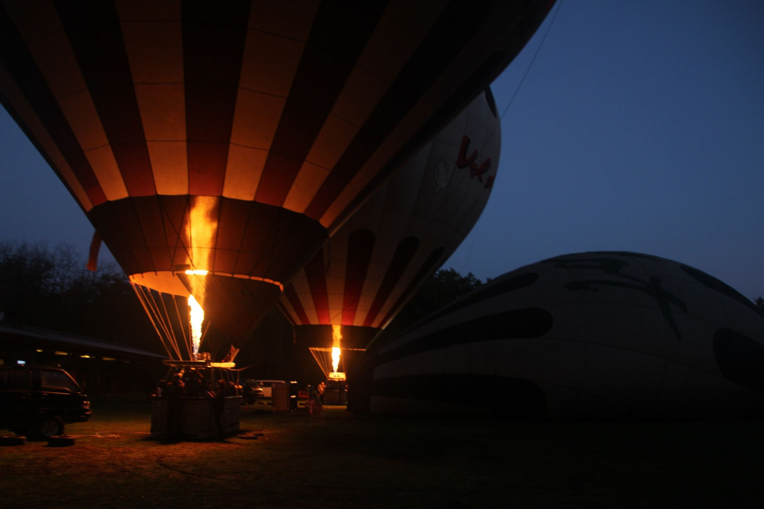 Inflando los globos de madrugada.