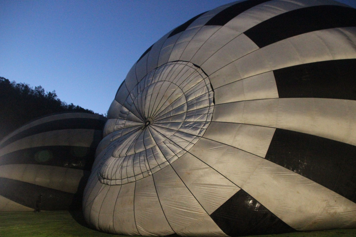 El globo se va desplegando e inflando.