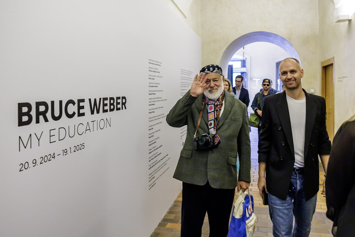 Bruce Weber y el productor Milosh Harajda en la exposición del fotógrafo en la Stone Bell House