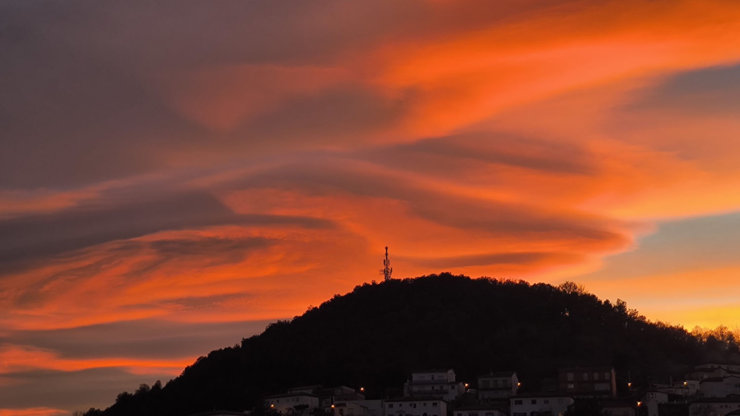 Gran nube lenticular en Olot.
