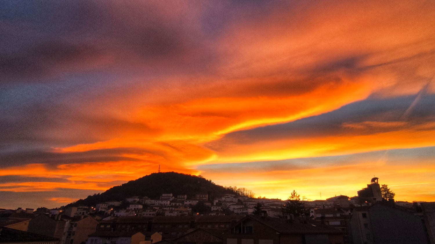Lenticular gigante en Olot.