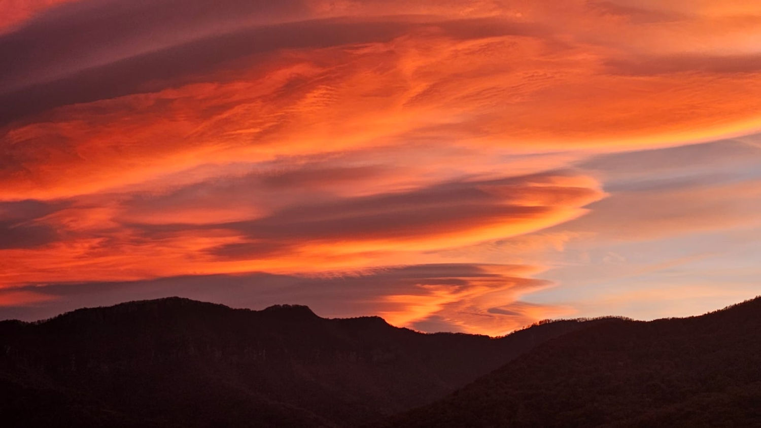 Gigantesca lenticular en los alrededores de Olot.