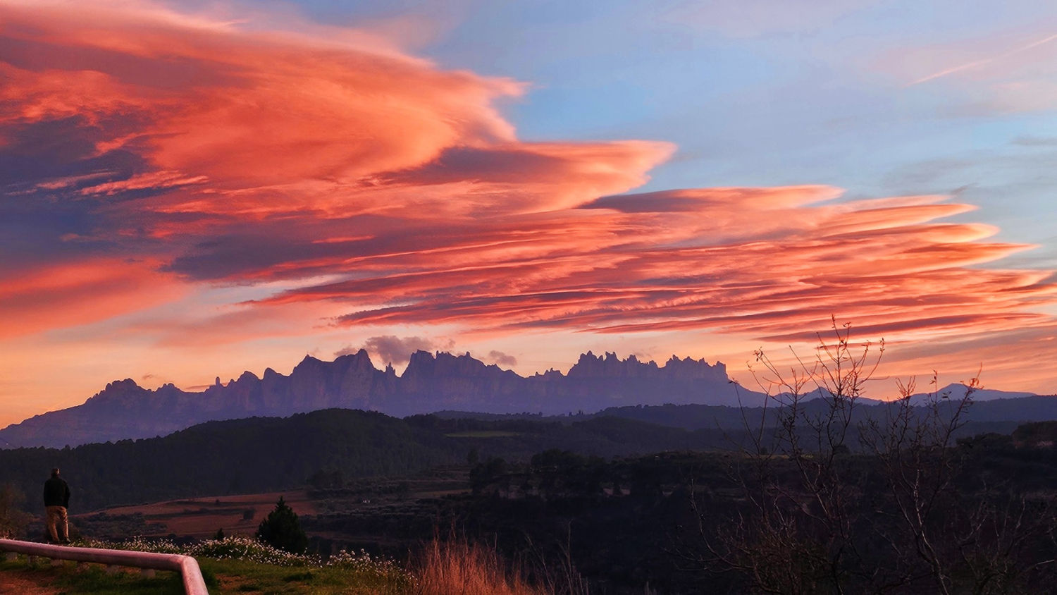 Grandes lenticulares sobre Montserrat.