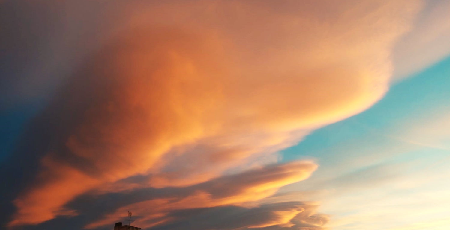 Gran lenticular sobre Torelló, en Osona.