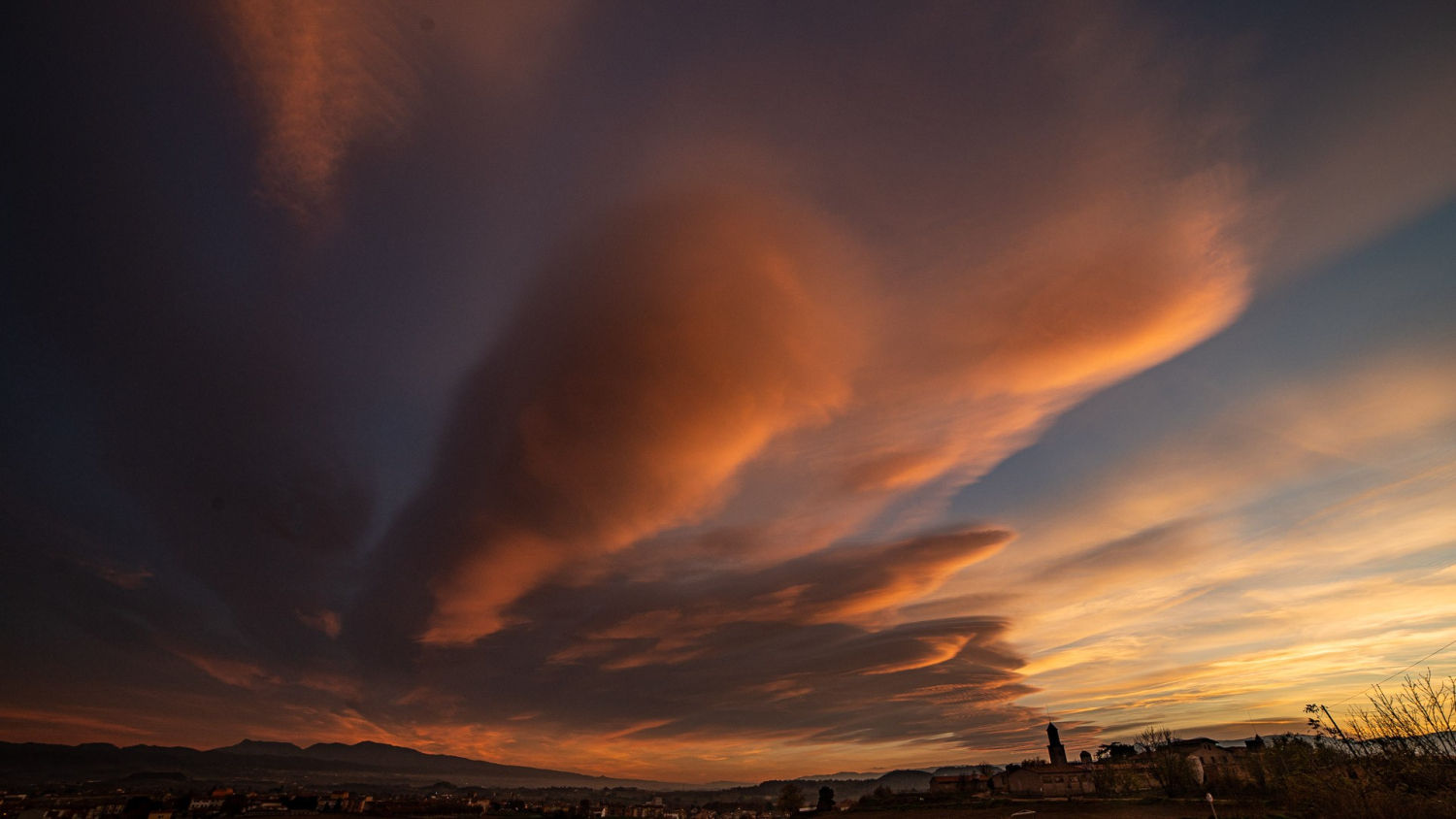 Espectacular nube de viento en Manlleu.