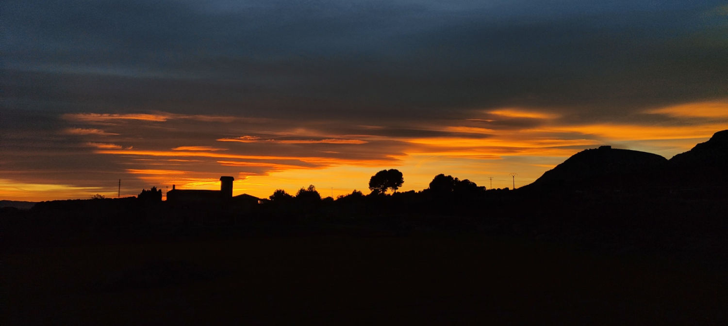 Cielo lenticular en Torroella de Montgrí.