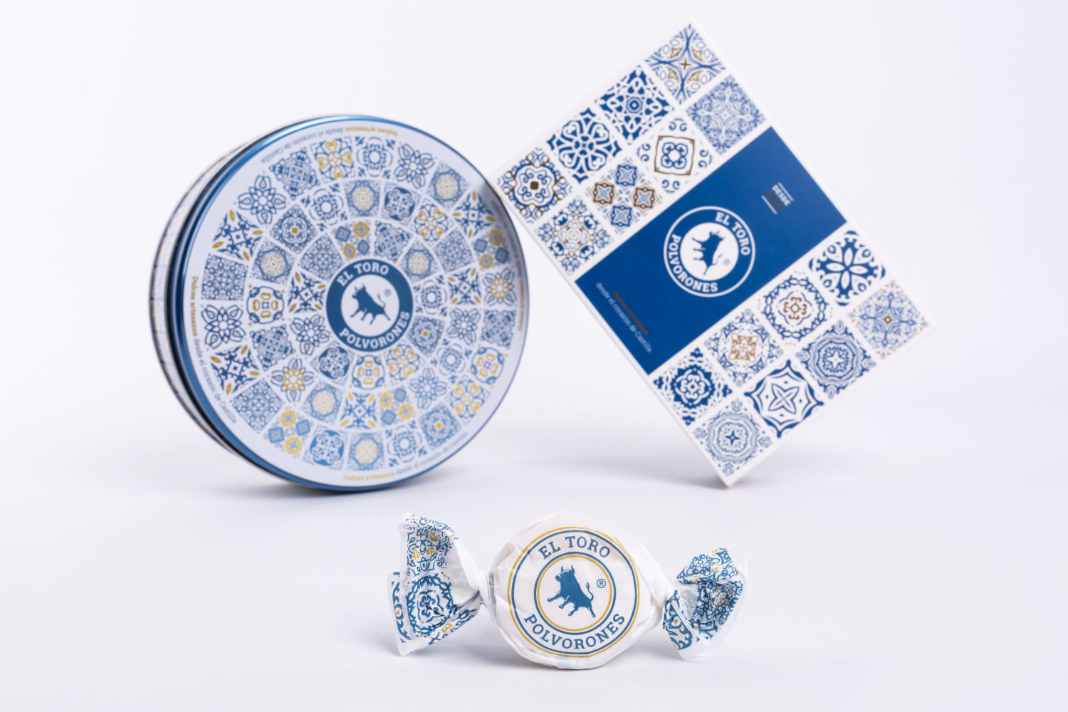 Seis generaciones de confiteros han custodiado y transmitido sus centenarias recetas pasando directamente de padres a hijos ininterrumpidamente, para esta Navidad ofrecen bonita caja llena de exquisitos polvorones