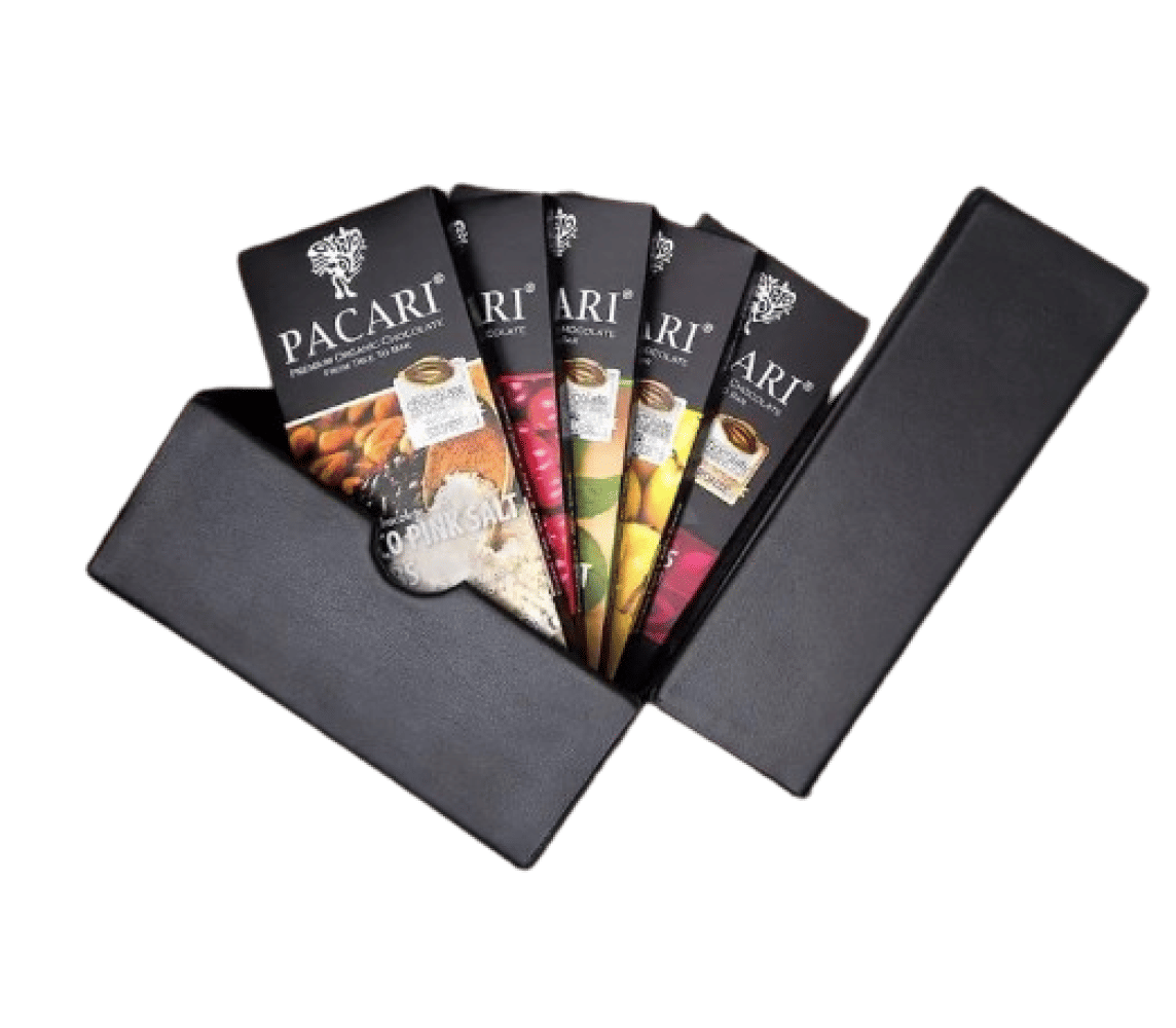 El chocolate es siempre bienvenido en cualquier ocasión, y en esta ocasión un caja cuero pequeña cinco barras Paccari es perfecta para la Navidad. Hierbaluisa, sla y nibs, con un preparado de ají, de infusiones de aranda y con un toque de banana y avellanas