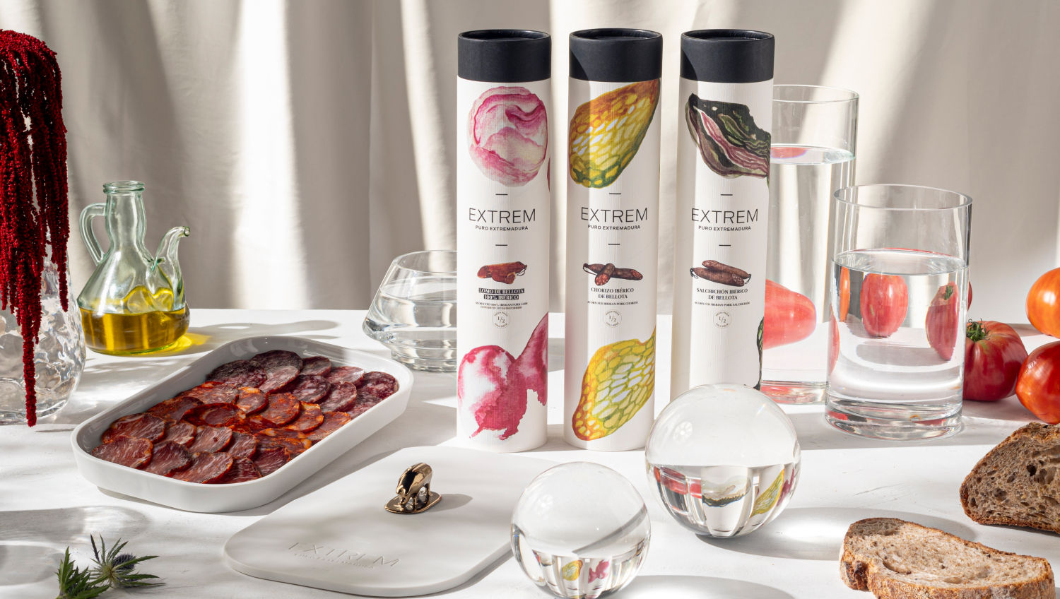 Extrem Puro Extremadura, compañía de referencia en la elaboración de productos 100 % ibéricos, lanza en Navidad una colección de estuches ilustrados por la artista zaragozana Mercedes Bellido e inspirados en el séptimo sabor de sus jamones